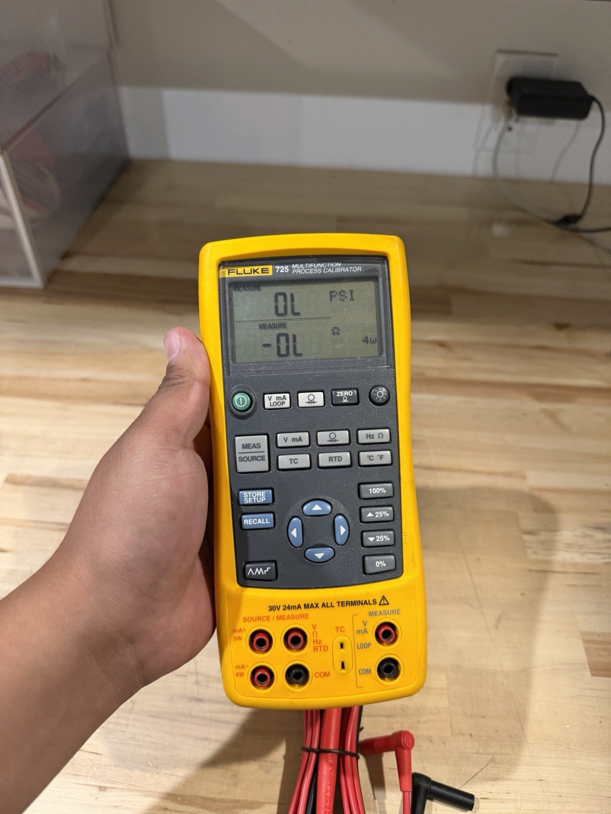 FLUKE 725 MULTIFUNCTION PROCESS CALIBRATOR W/ LEADS & CLIPS FREE SHIPPING TESTED