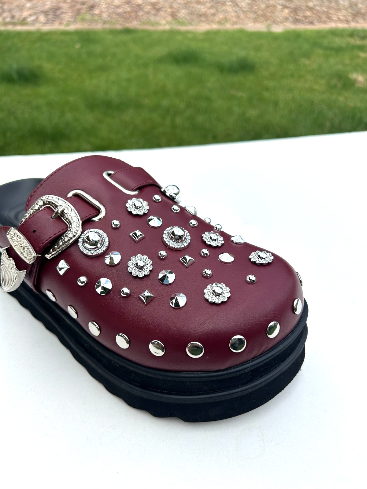 Azalea Wang Swiftly Studded Platform Clogs Slides Sz 8.5 Burgundy FABULOUS! NEW