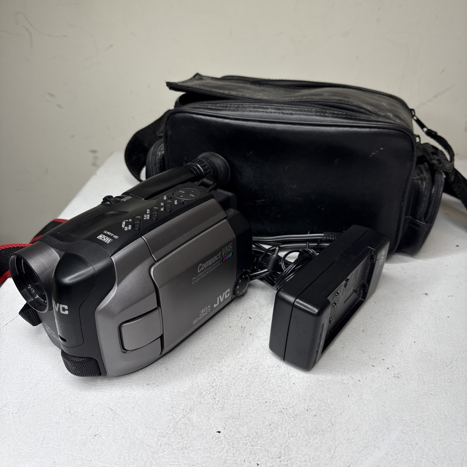 JVC VHS-C Camcorder *READ* Model GR-AXM70U Tested Working.
