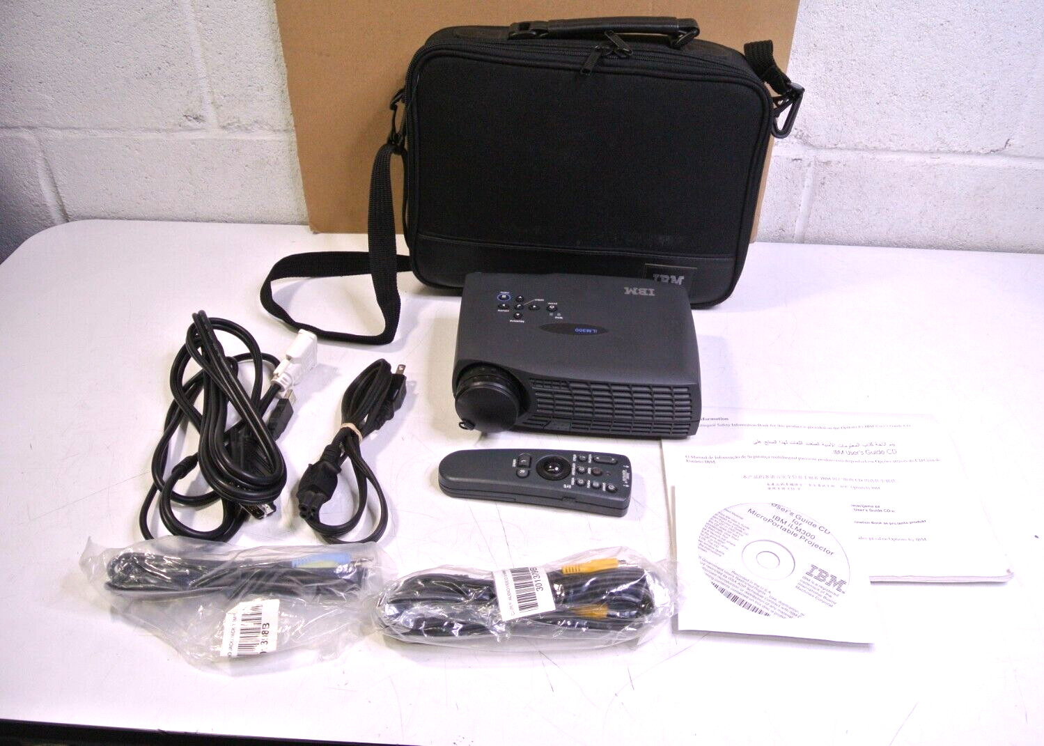 IBM iLM300 DLP Projector w/Cables, Remote & Carrying Case 206 Lamp Hours.