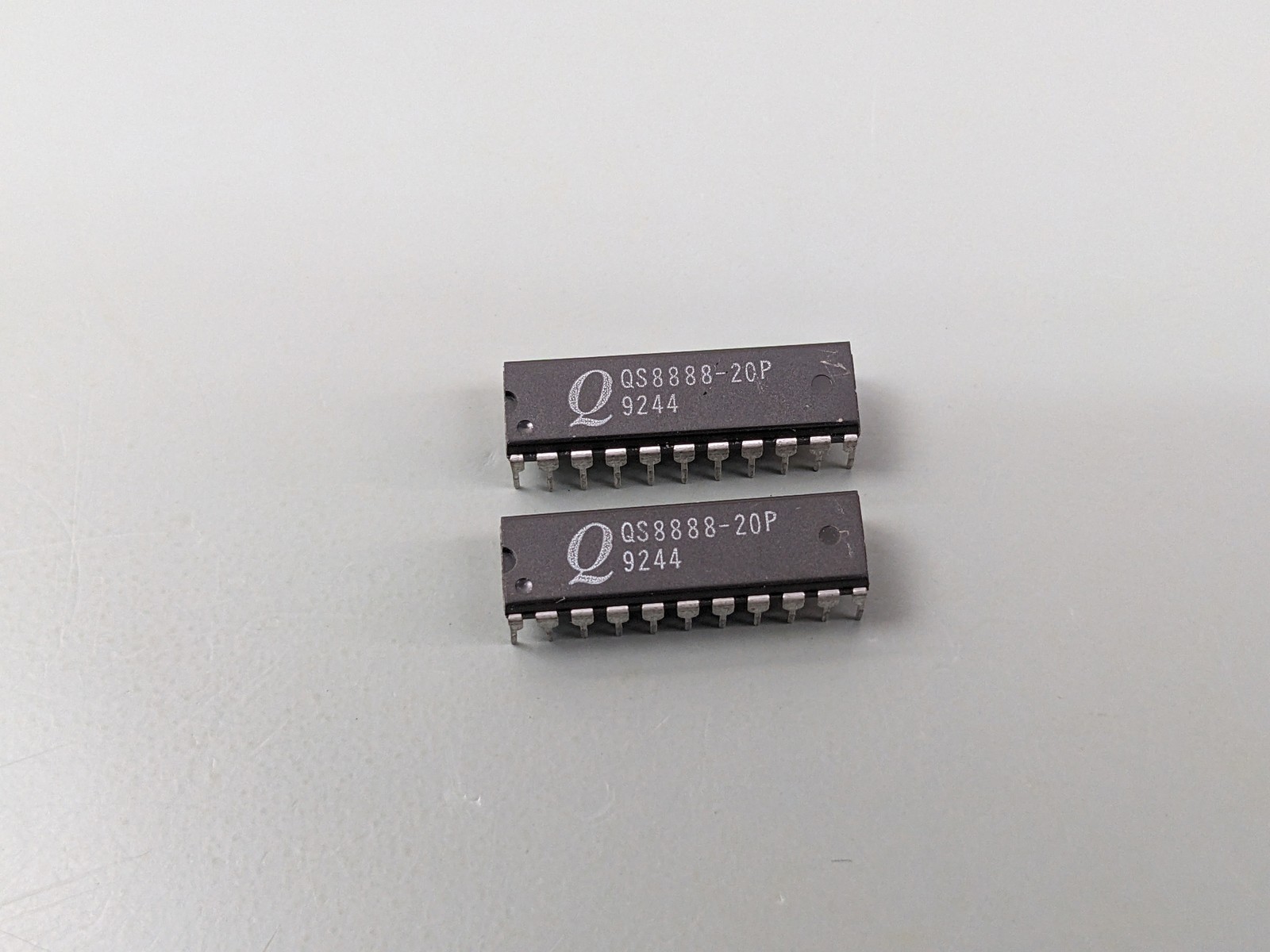 (2) QSI 16K x 4 (64kbit) SRAM ICs, DIP22 QS8888-20P, FULLY TESTED