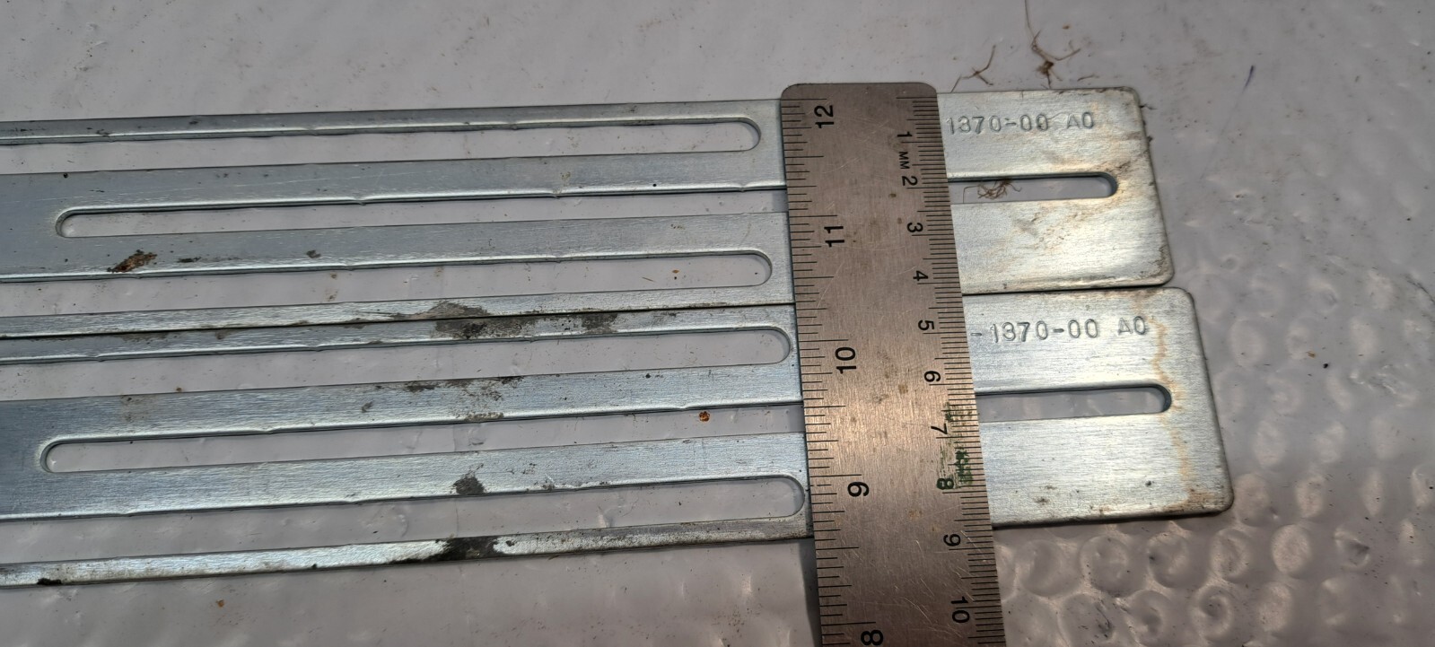 2 X mounting brackets FD-06-1370-00 USED
