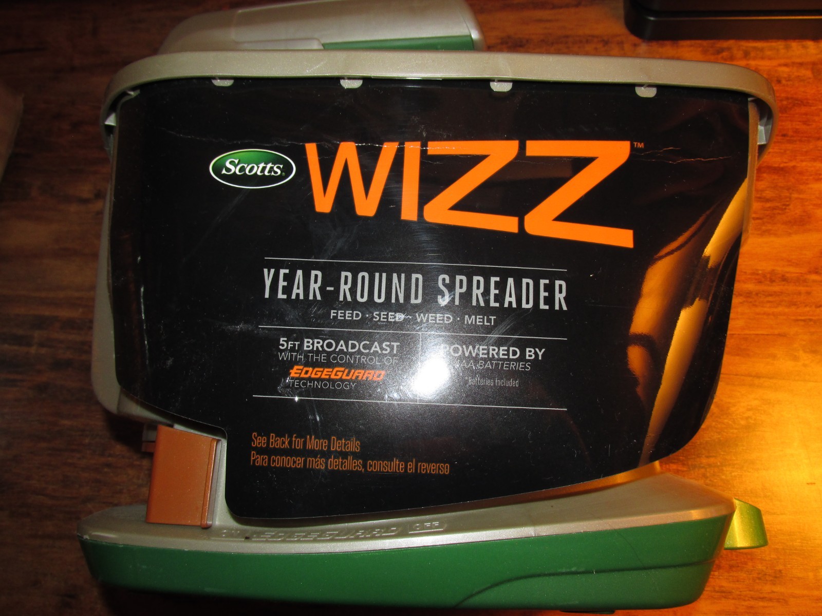 New Scotts Wizz Hand Held Spreader Battery Operated 5 Ft Spread with EDGEGUARD