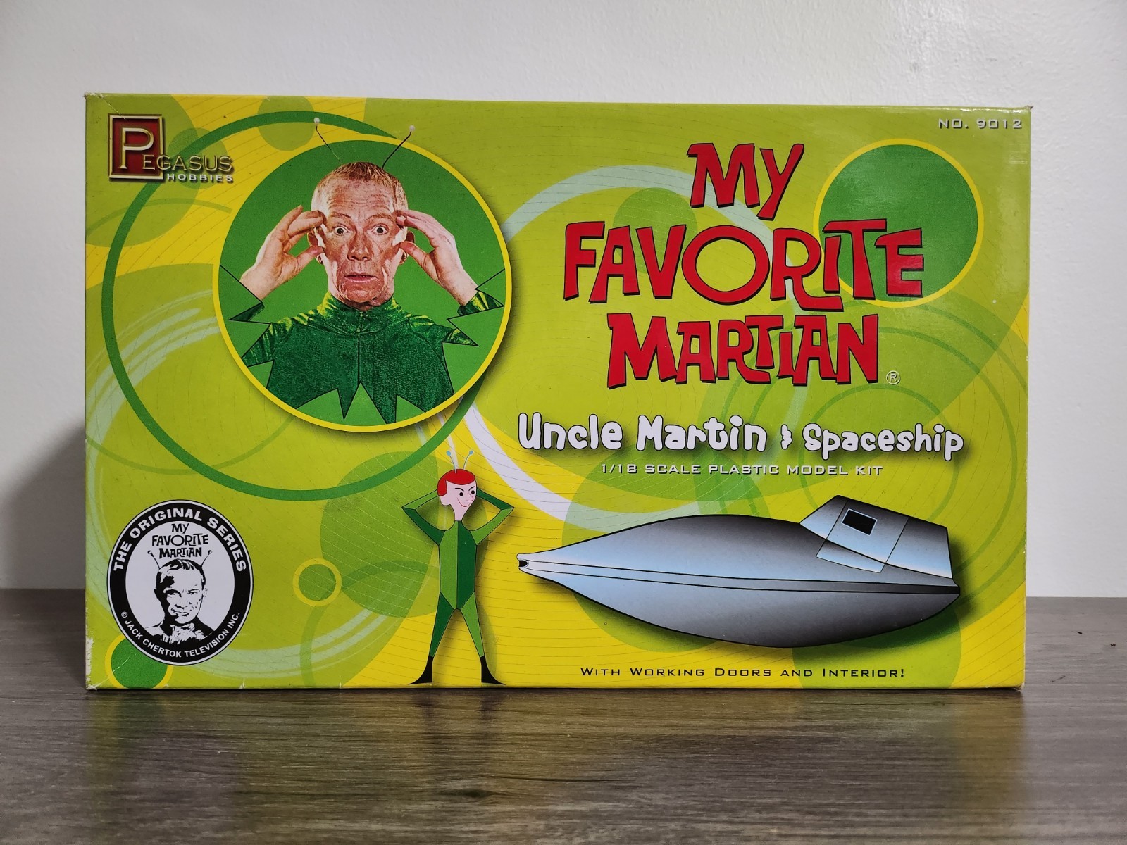 2011 Pegasus 1/18 Scale Uncle Martin & Spaceship My Favorite Martian Model 9012