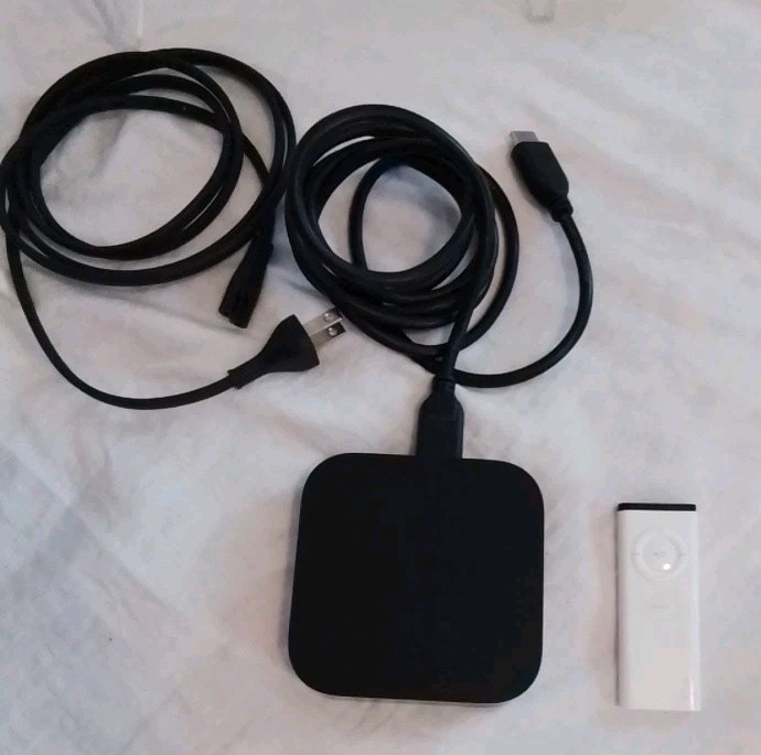 Apple TV (3rd Generation) A1469 with Genuine Apple Remote A1156