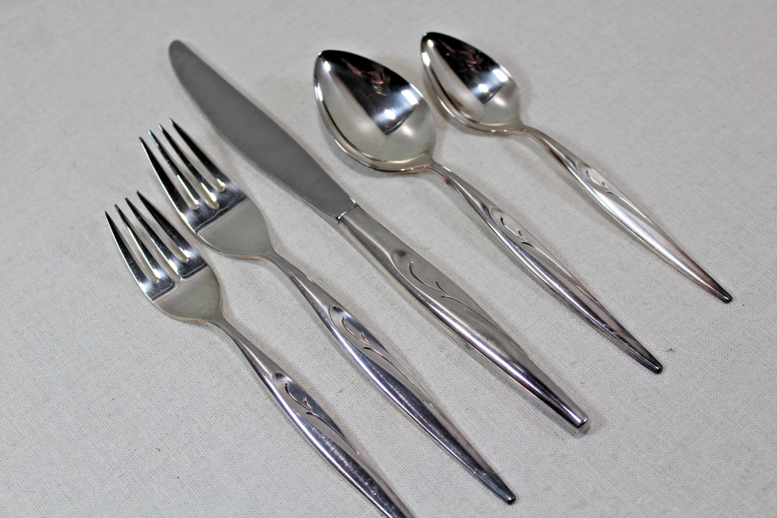 Oneida Community Flatware Silver Plate - FLIGHT - 5 Piece Place Setting