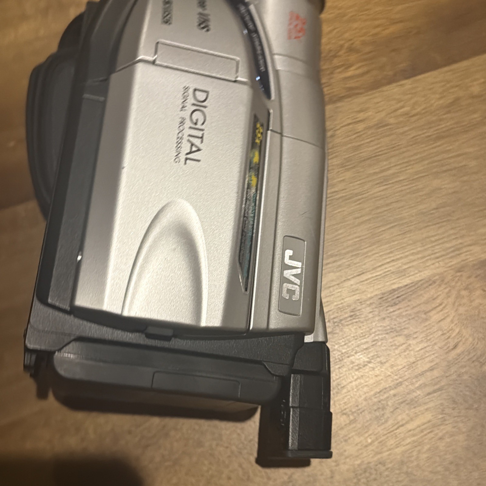 JVC COMPACT VHS CAMCORDER MODEL GR-SXM38U