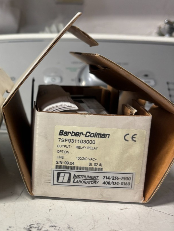 NEW - Barber-Colman 7SF931103000 7SF Temperature Controller 100-240V VAC Supply