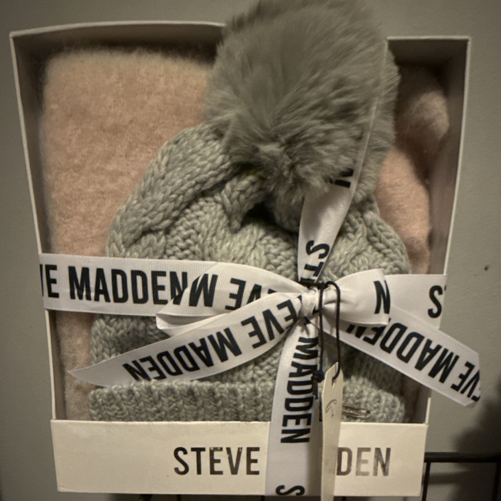 Steve Madden Knit Hat & Scarf Set Gray Pink Faux Fur Pom Pom Winter Women's