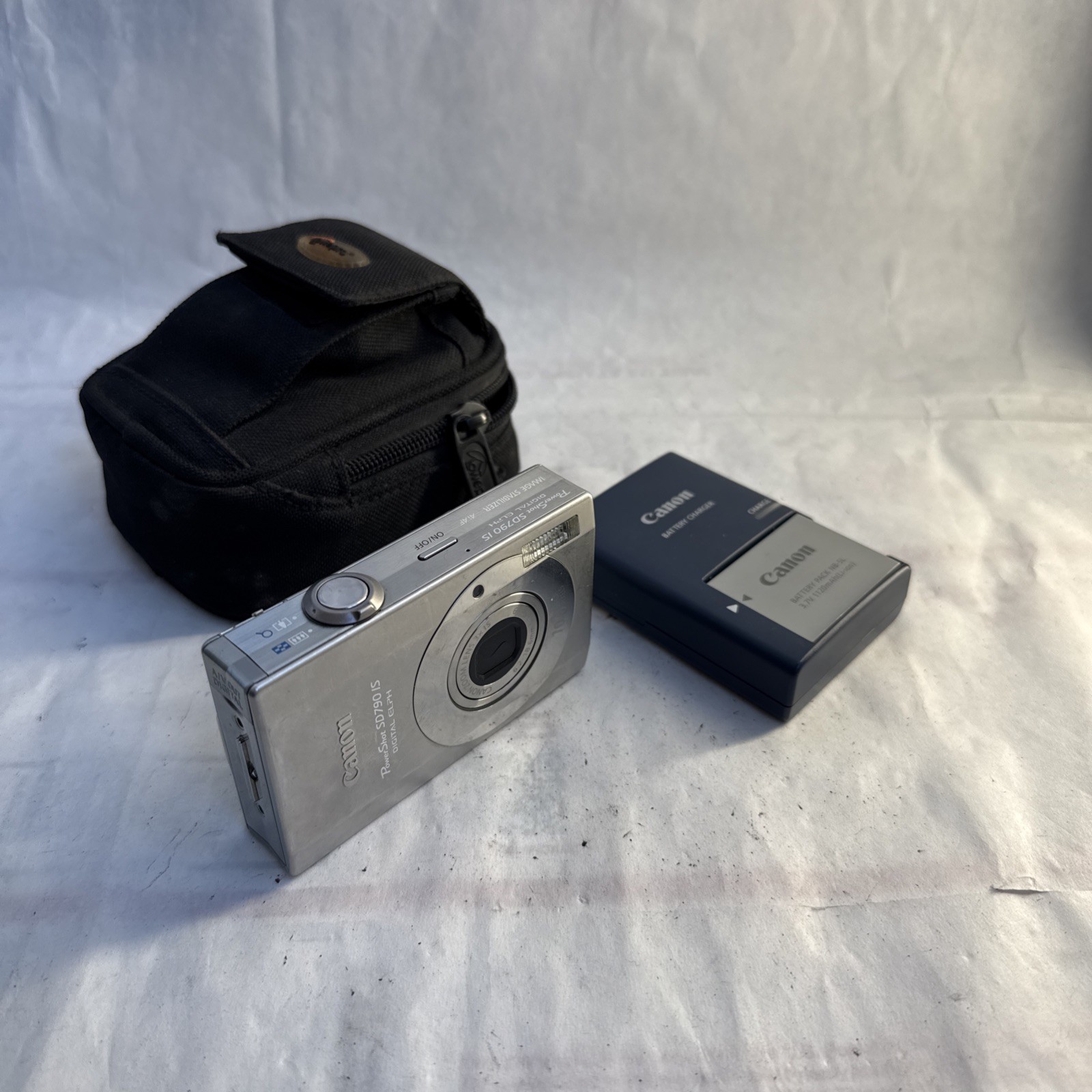 Canon PowerShot SD790 IS 10.0MP Digital ELPH Camera Silver Bundle - Tested !