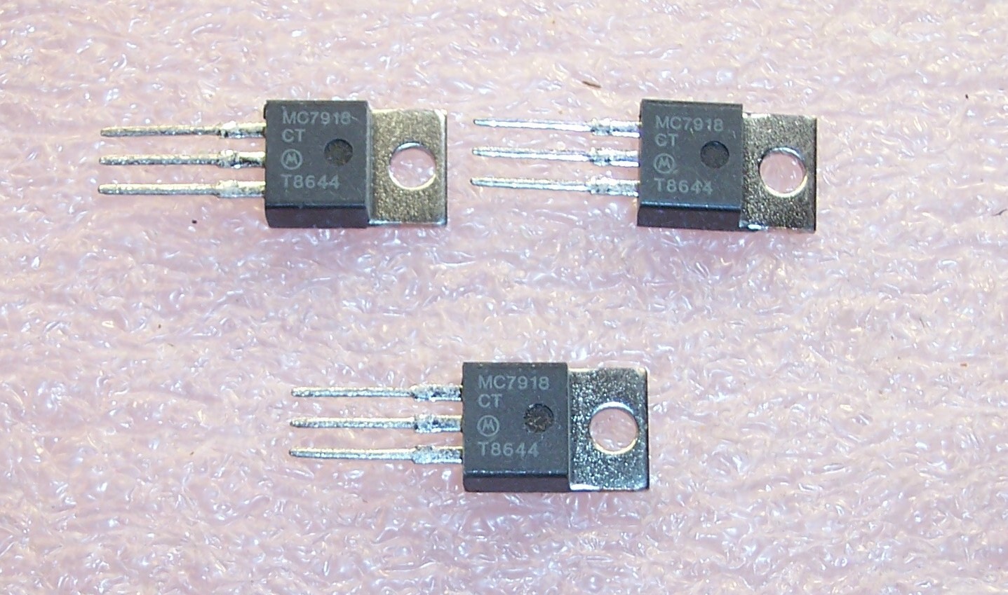 QTY (20) MC7918CT MOTOROLA TO-220 1A 18V NEGATIVE VOLTAGE REGULATORS