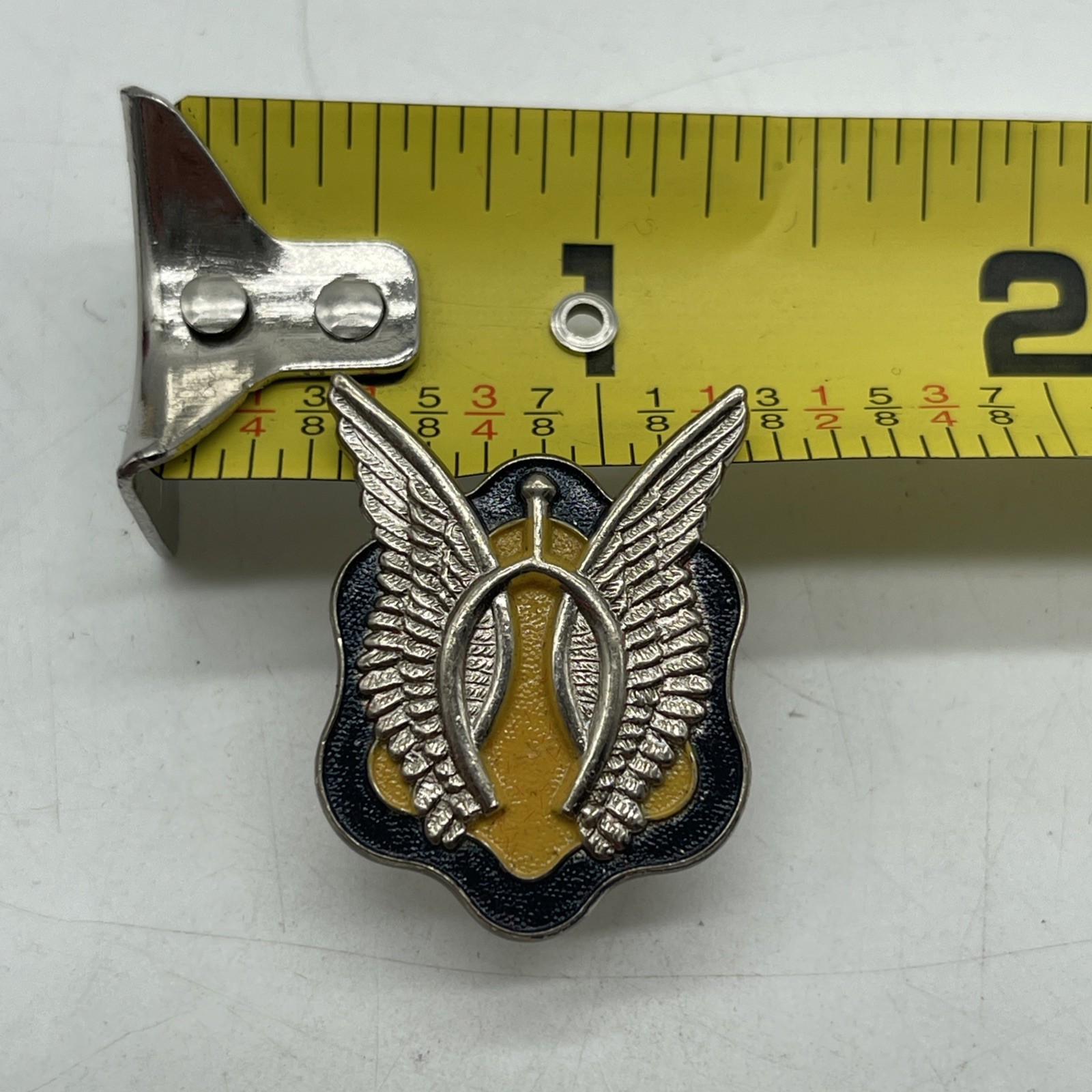 U.S. Military 17th Cavalry Regiment DI DUI Crest Pin Clutch Winged Spur D22
