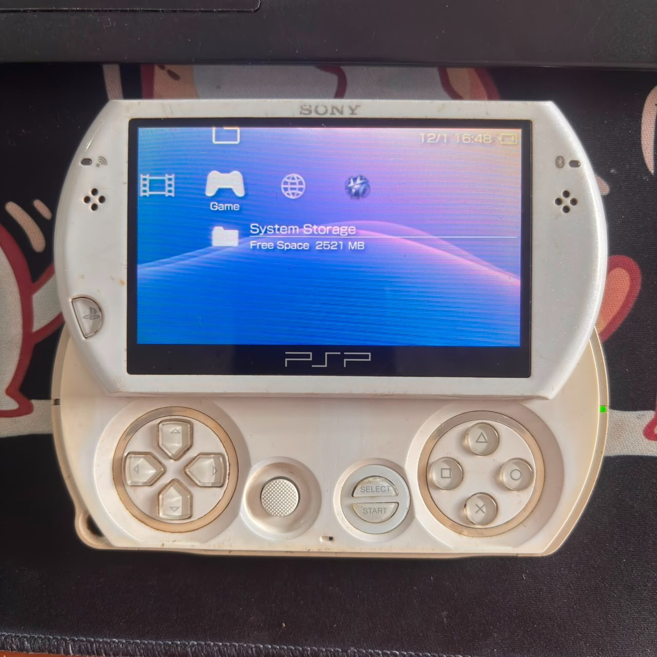 Pre-Owned Play Station Portable Sony White PSP GO PSP-N1004
