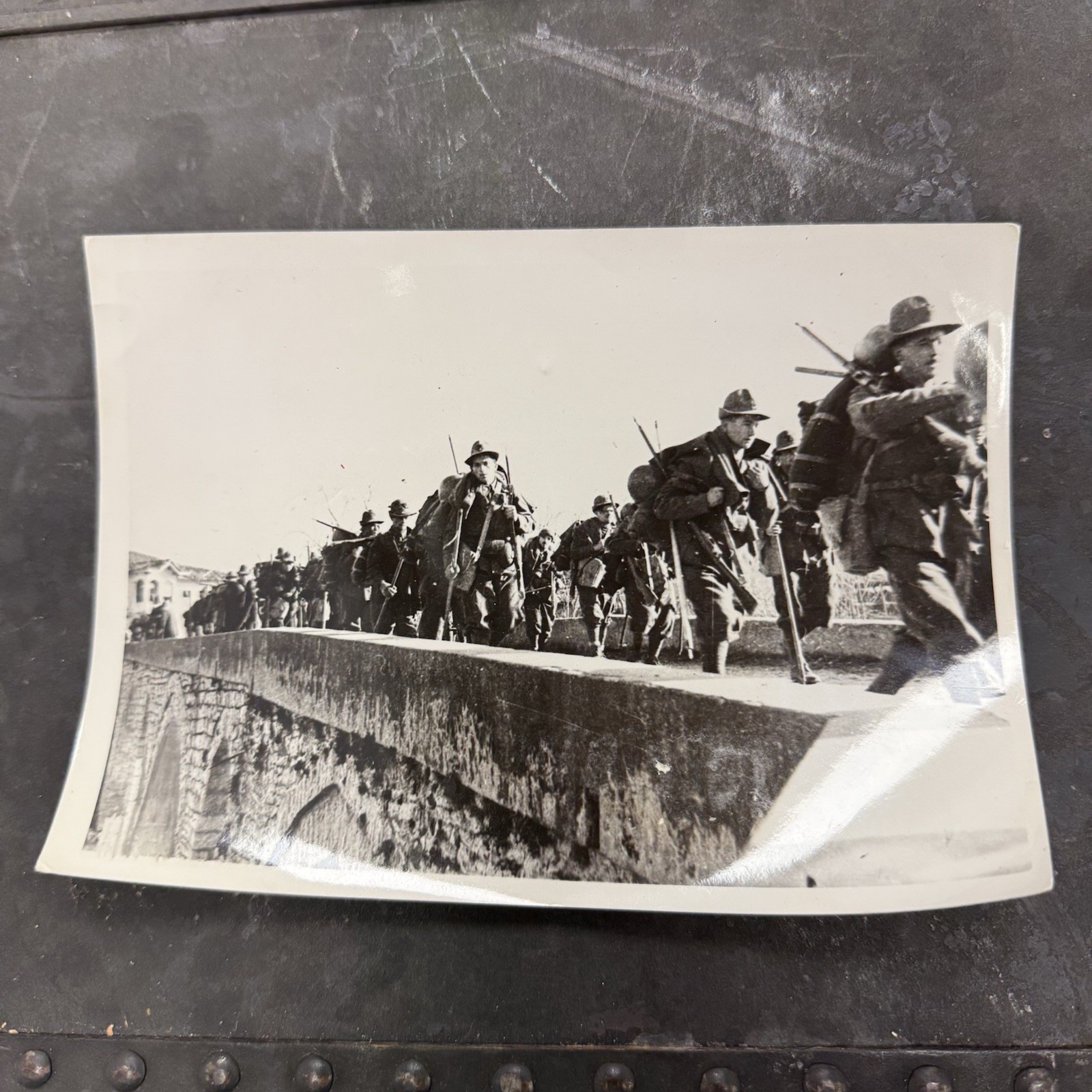 Original German Press Photo Italian Alpini Near The Front Lines Dated 1941
