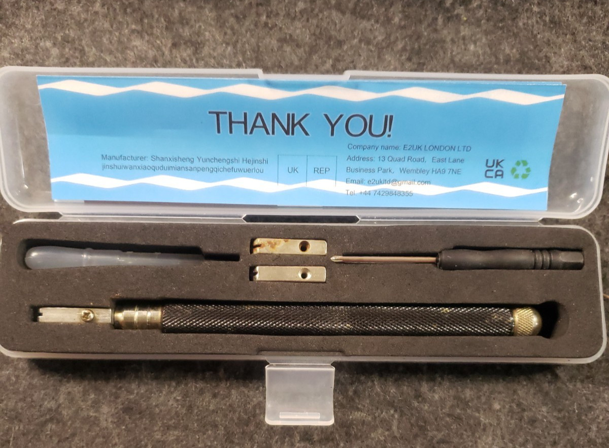 Set of two Glass Cutters with Replacement Heads and Screwdriver (C7B1)