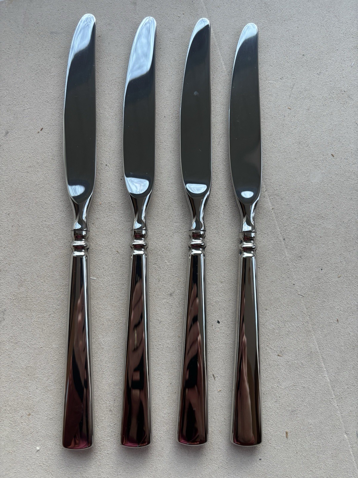 Oneida - EASTON - lot of 4 place/dinner knives NEW