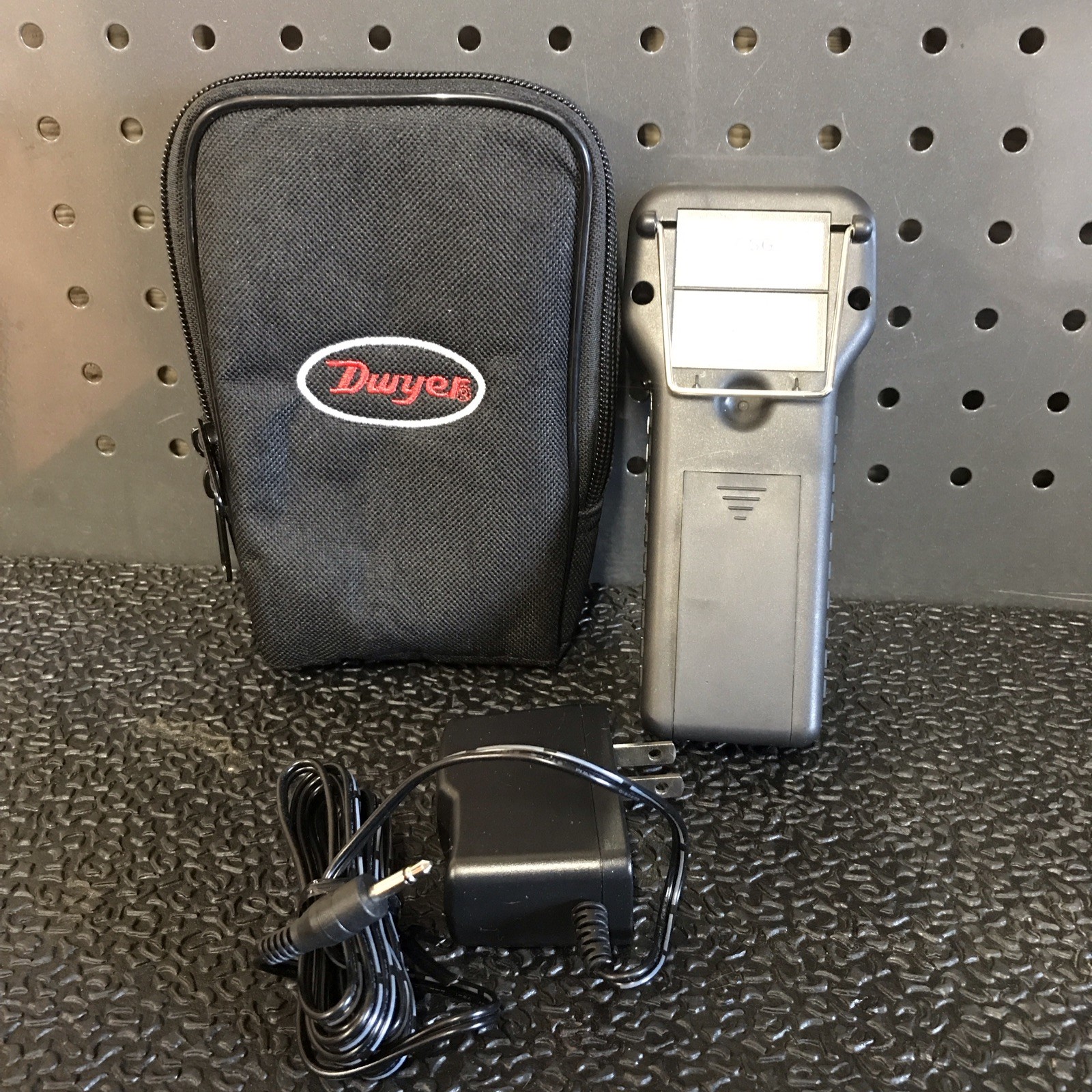 DWYER CSG 15D15 CURRENT / VOLTAGE CALIBRATOR