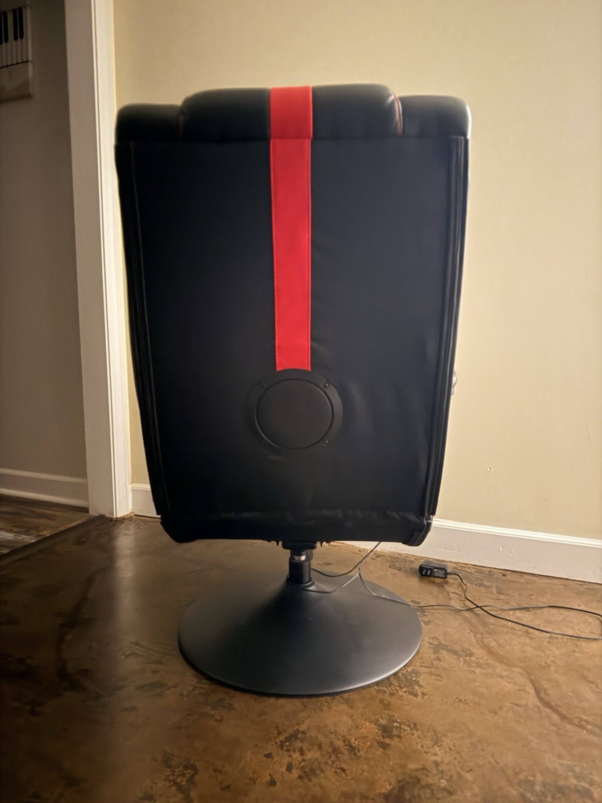 Pedestal Gaming Chair- Bluetooth with Built-in Sound. Perfect condition
