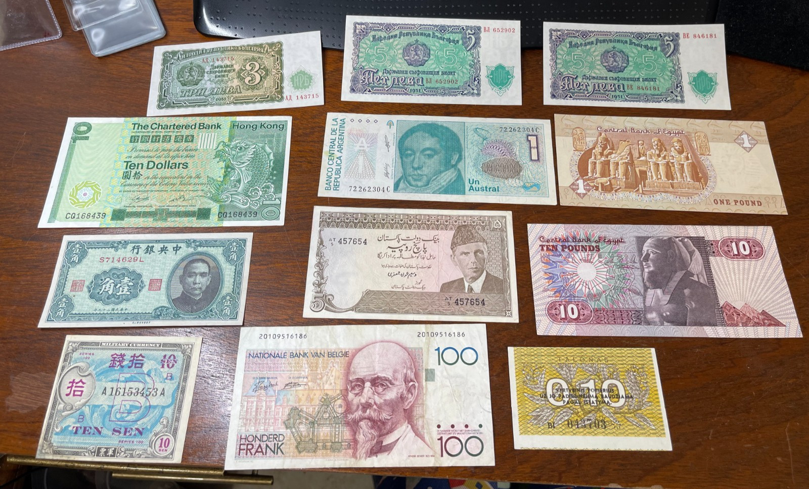 World Foreign 12 Banknotes Lot