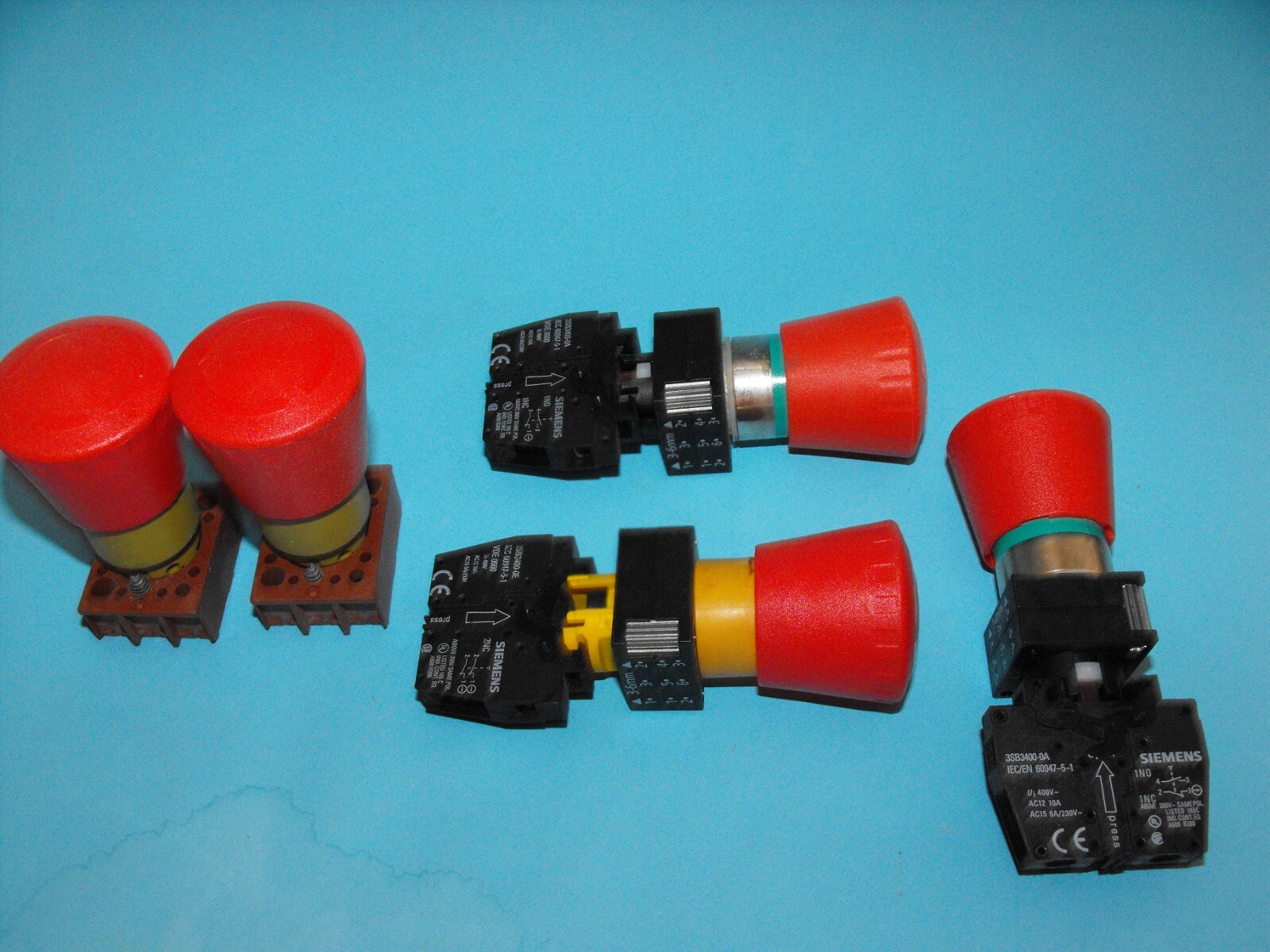 SIEMENS 3SB3000-1HA20+3SB3400-0A.emergency stop switch.(LOT5PCS).USED