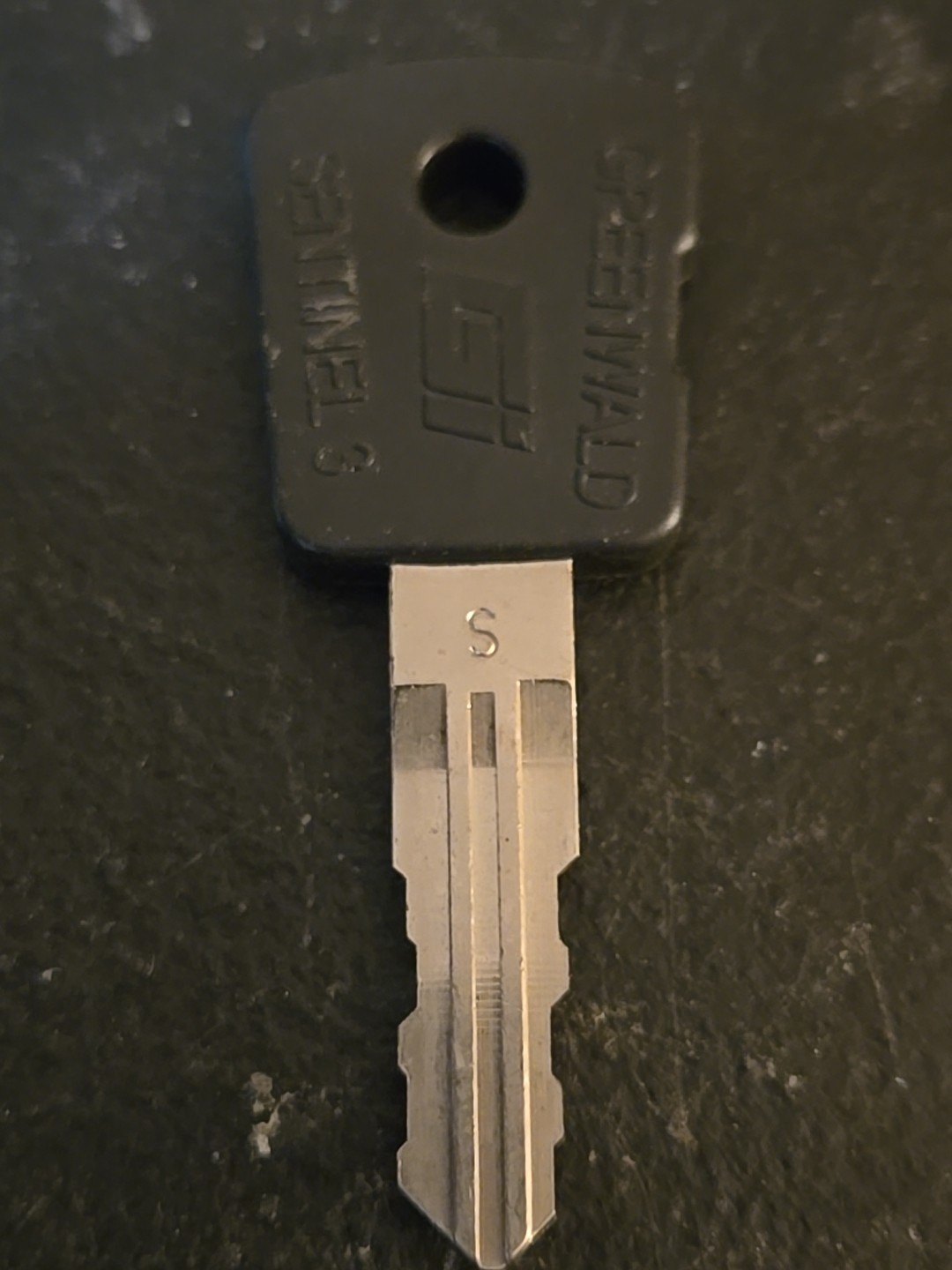 GREENWALD SENTINEL 3 KEY CODED S7241 (3D4)