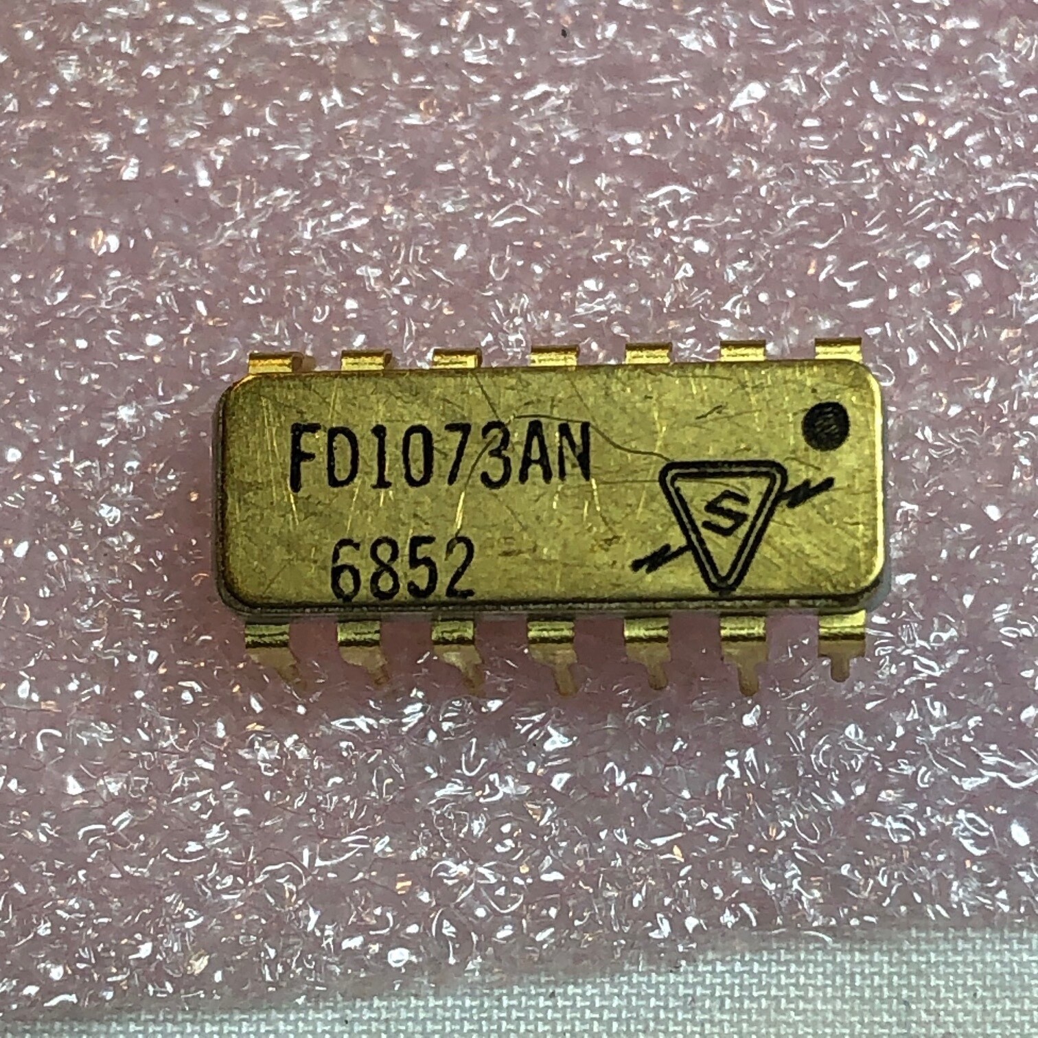 Sylvania FD1073AN Vintage 1968 Integrated Circuit Gold Case and Gold Pins