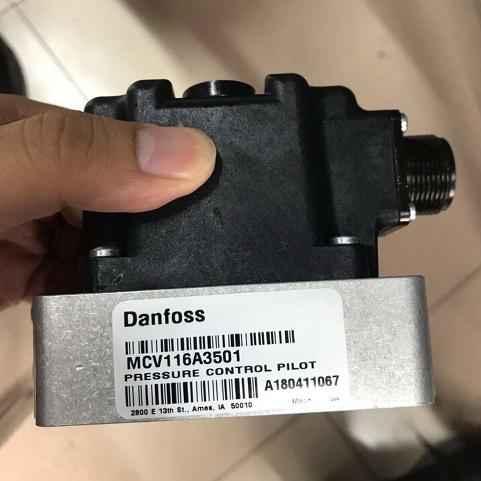 For Danfoss MCV116A3501 New CONTROL VALVE Free Shipping