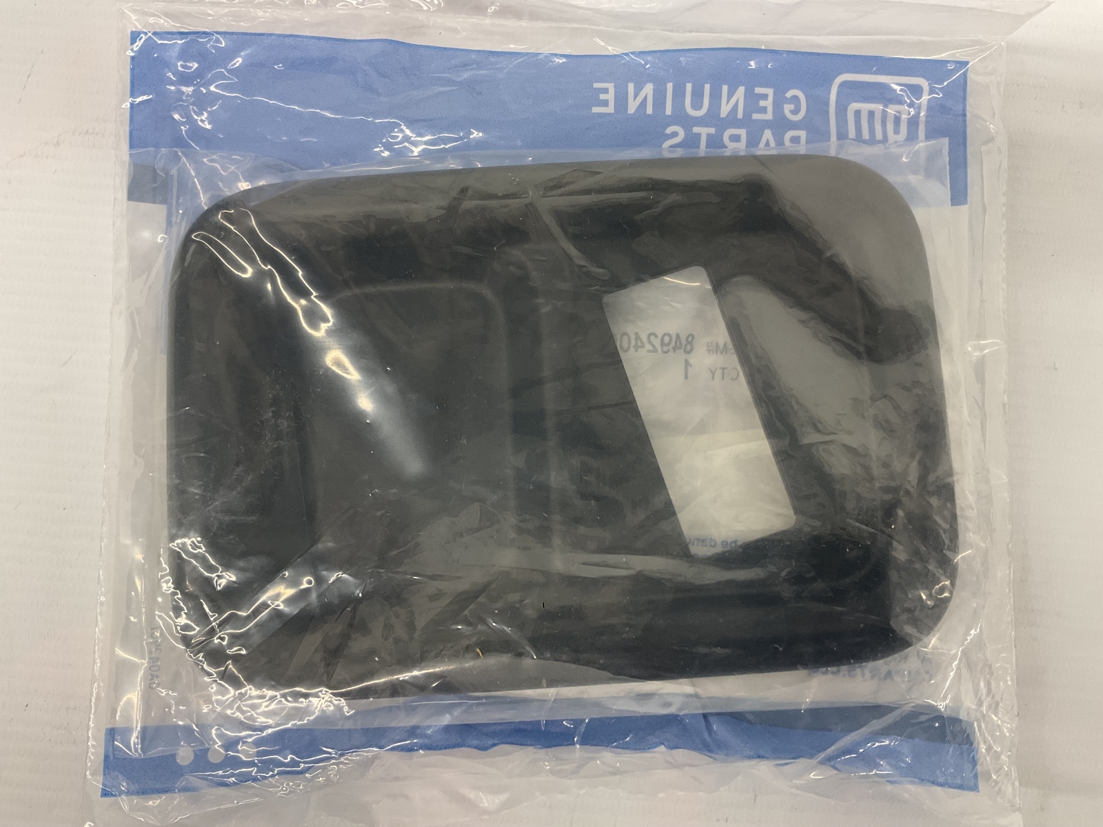 2021-2024 TAHOE YUKON BLACK REAR CENTER SEAT BELT COVER NEW GM #  84924000