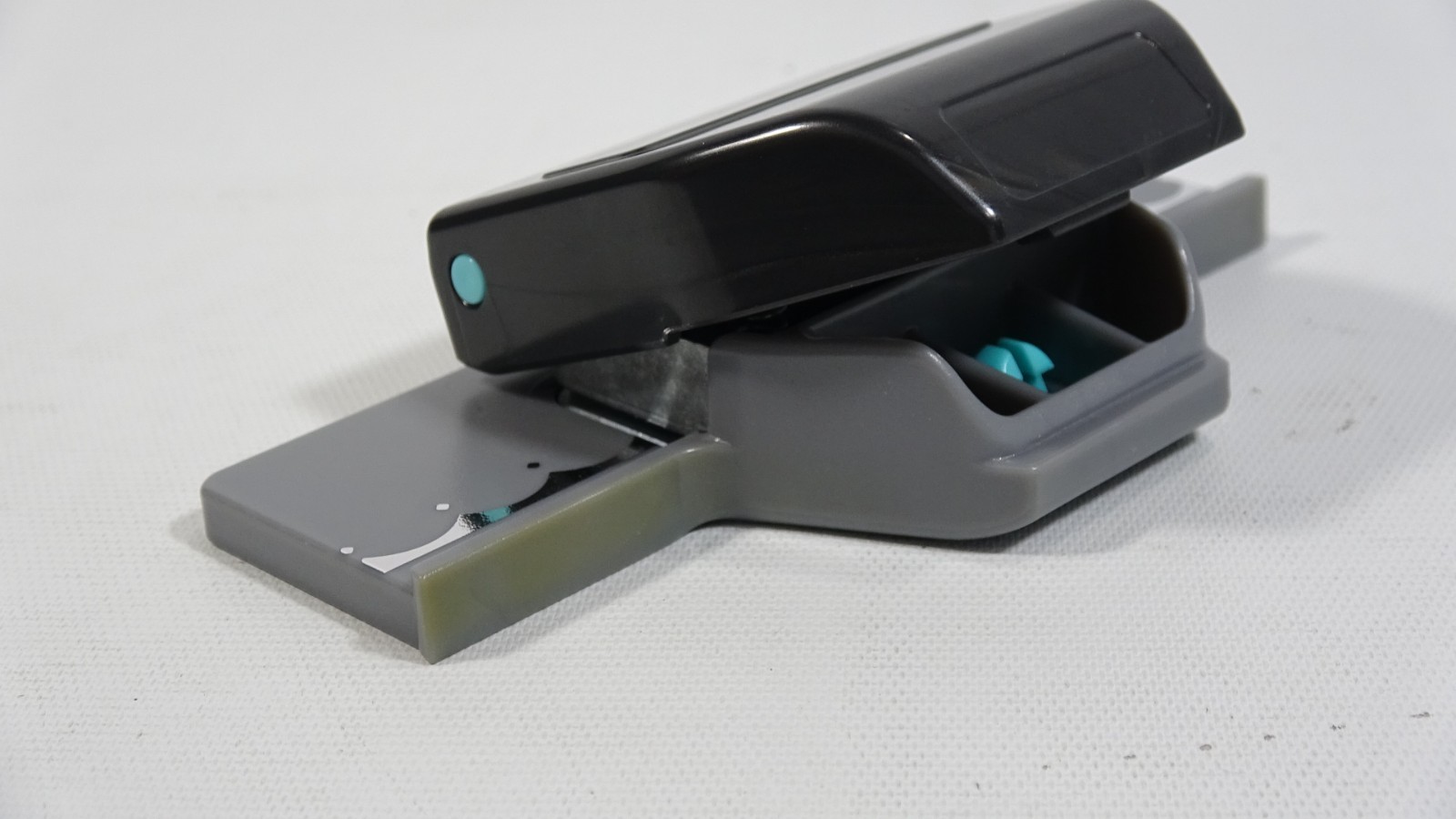 Ek Success Border Edge Locking Paper Punch - Scallops With Dot
