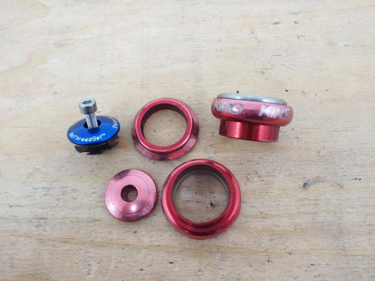 Chris King NoThreadSet™ Sealed Bearing 1-1/8" Red Threadless Headset