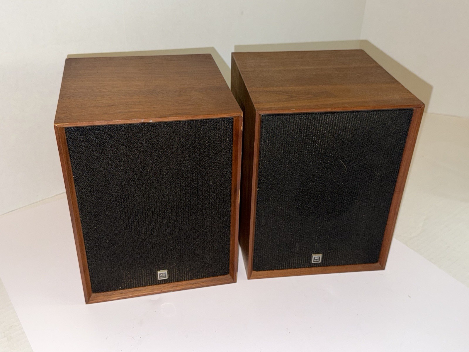 Vintage REALISTIC Hi Fi SP2 SPEAKERS Good Working Condition Wood  Veneer MCM