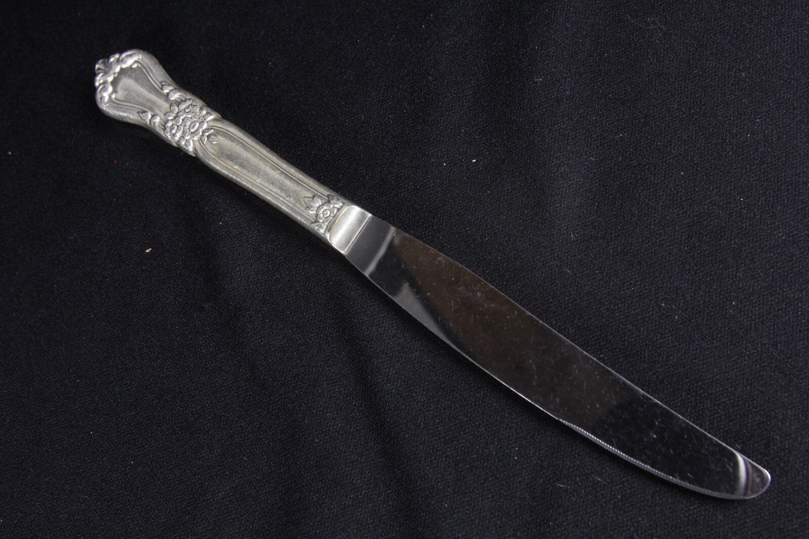 8 Valley Rose Pattern Dinner Knives By Oneida Silverplate