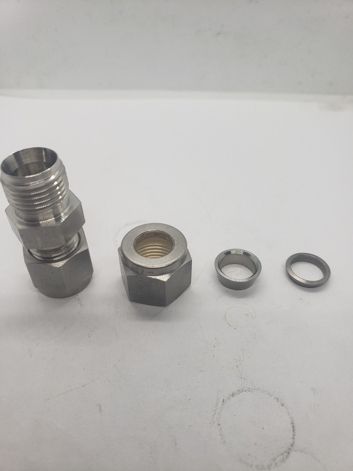 SWAGELOK SS-600-6-5 TUBE FITTING REDUCING UNION 3/8"-5/16" OD TUBE, NNB