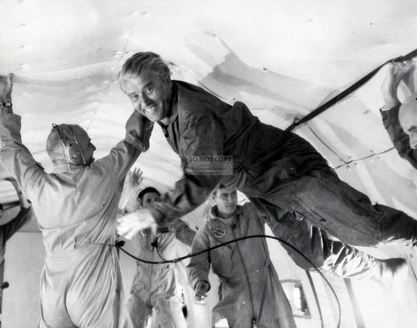 WERNHER VON BRAUN "WEIGHTLESS" IN THE NASA KC-135 - 8X10 PHOTO (EP-337)