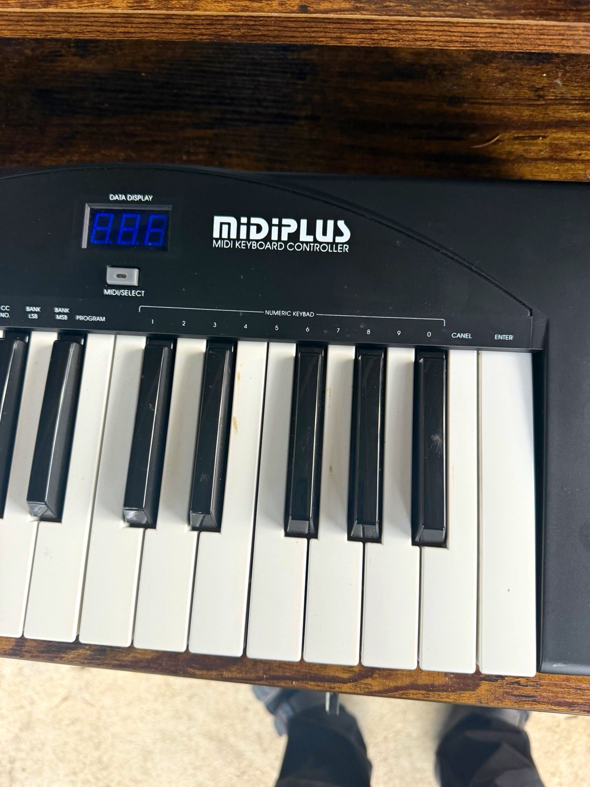 midiplus i61 61-Key Unweighted MIDI Keyboard Controller USB Pitch/Mod, Display
