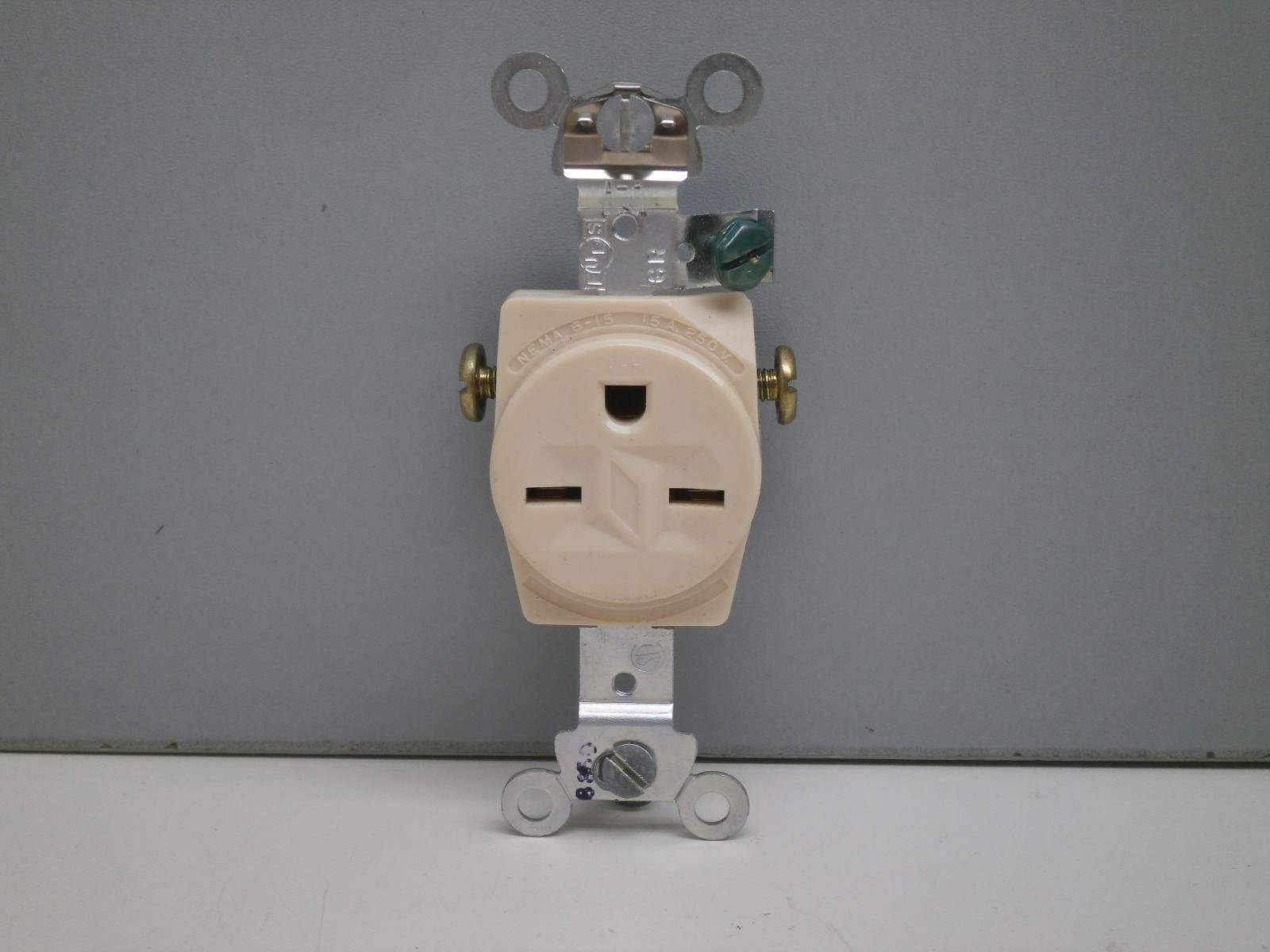 Arrow Hart 5651-I Single Receptacle 15A 250-Volt 2-Pole 3-Wire 250V - Ivory