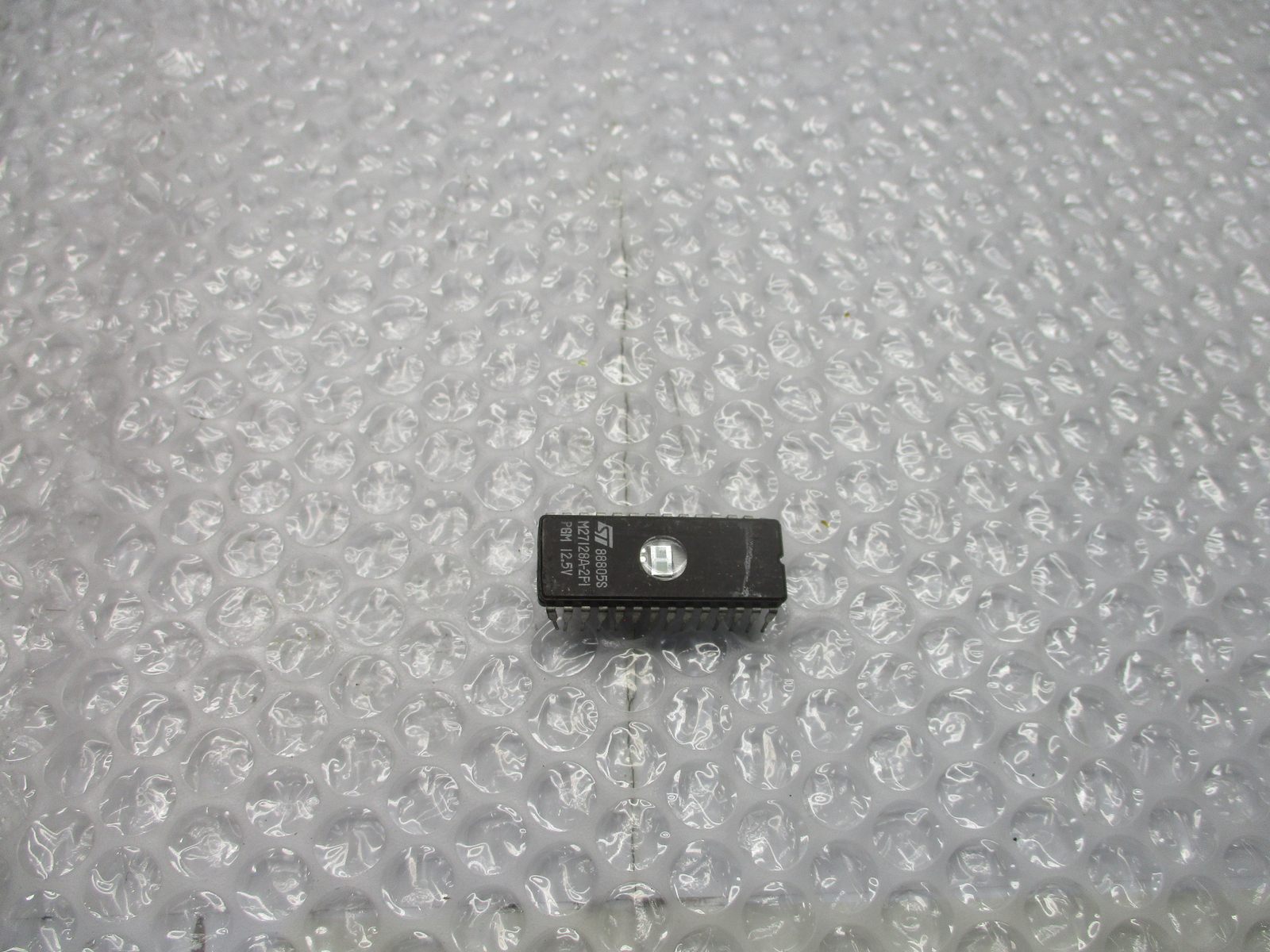 ST 88805S M27128A-2FI INTEGRATED CIRCUIT NSNP