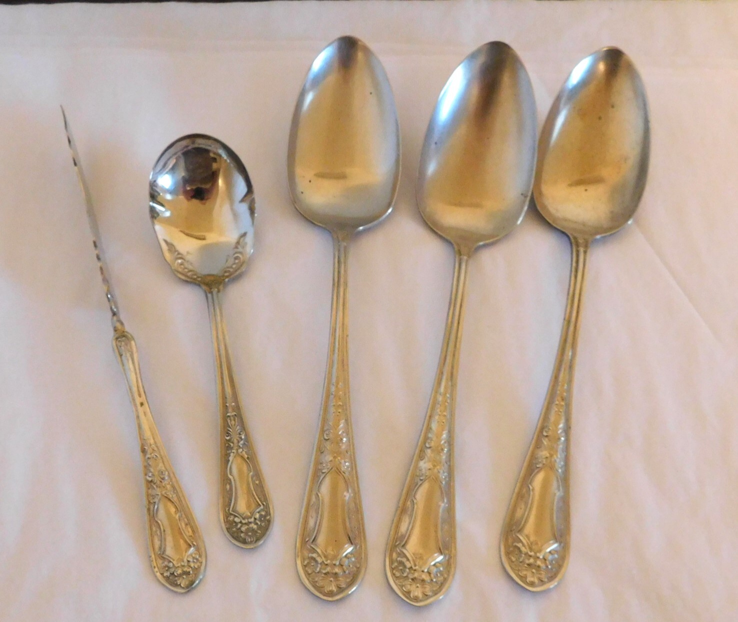 5 Pc Flatware - ROGERS NICKEL SILVER -  Flowers Shield - Spoons +  #S7C