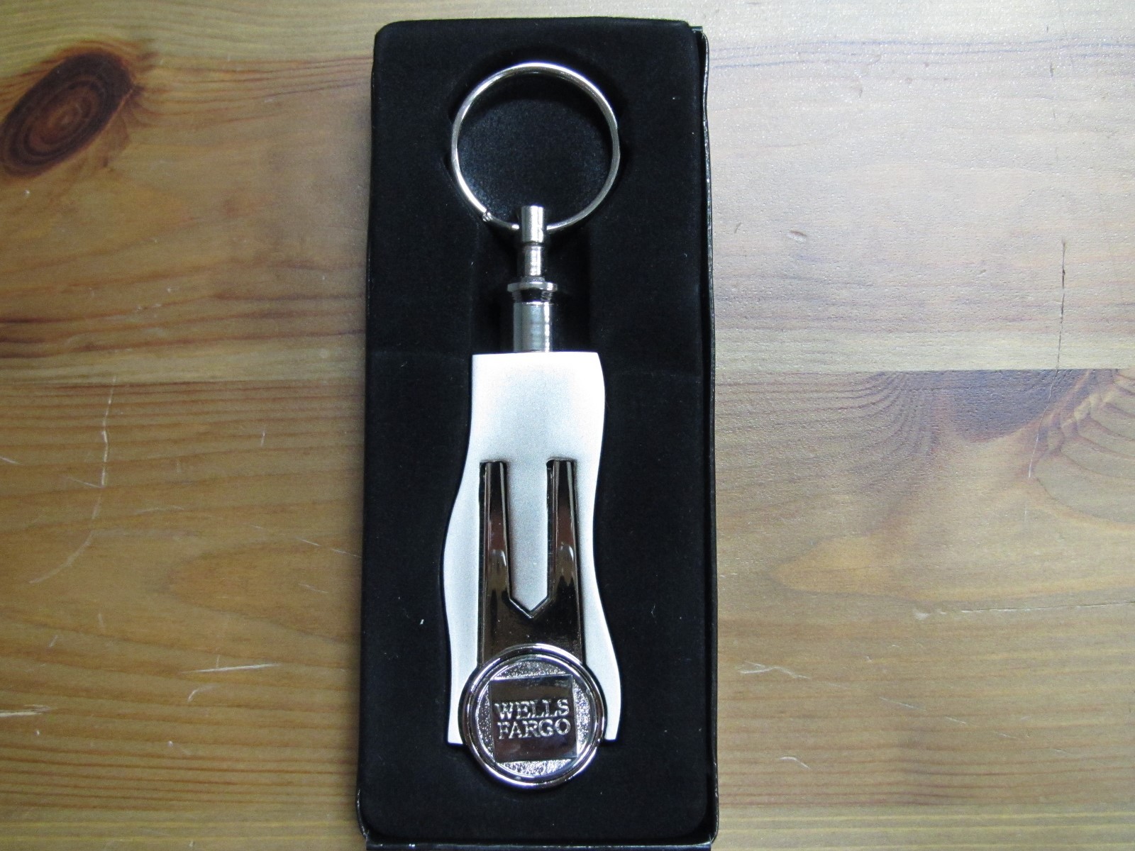 WELLS FARGO DIVOT TOOL AND BALL MARKER W/ BOX! BRAND NEW! RARE! GOLF! GOLFER!