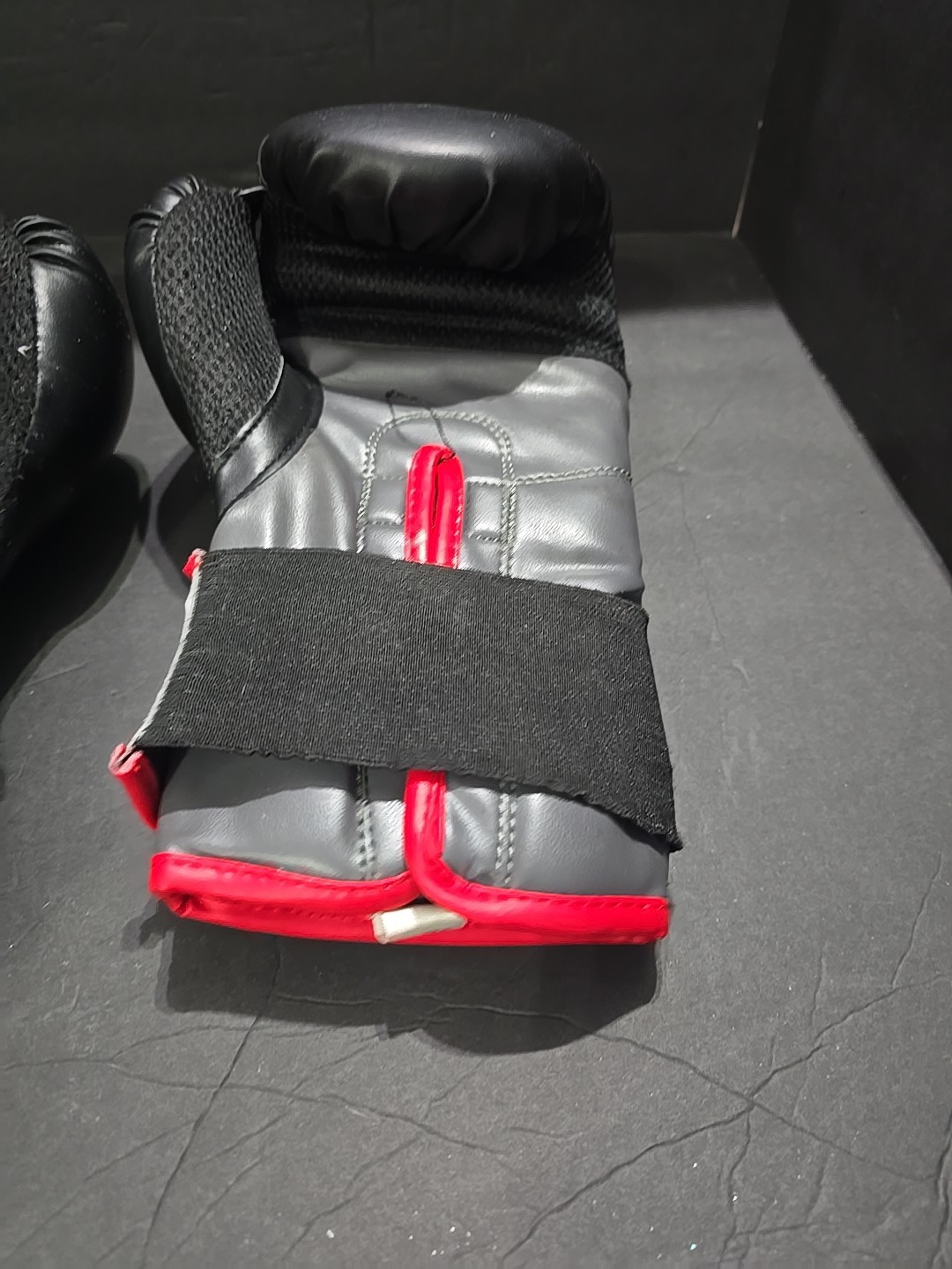 EVERLAST CORE Training Boxing Gloves Boxing Gloves (BLACK / RED) - 12oz