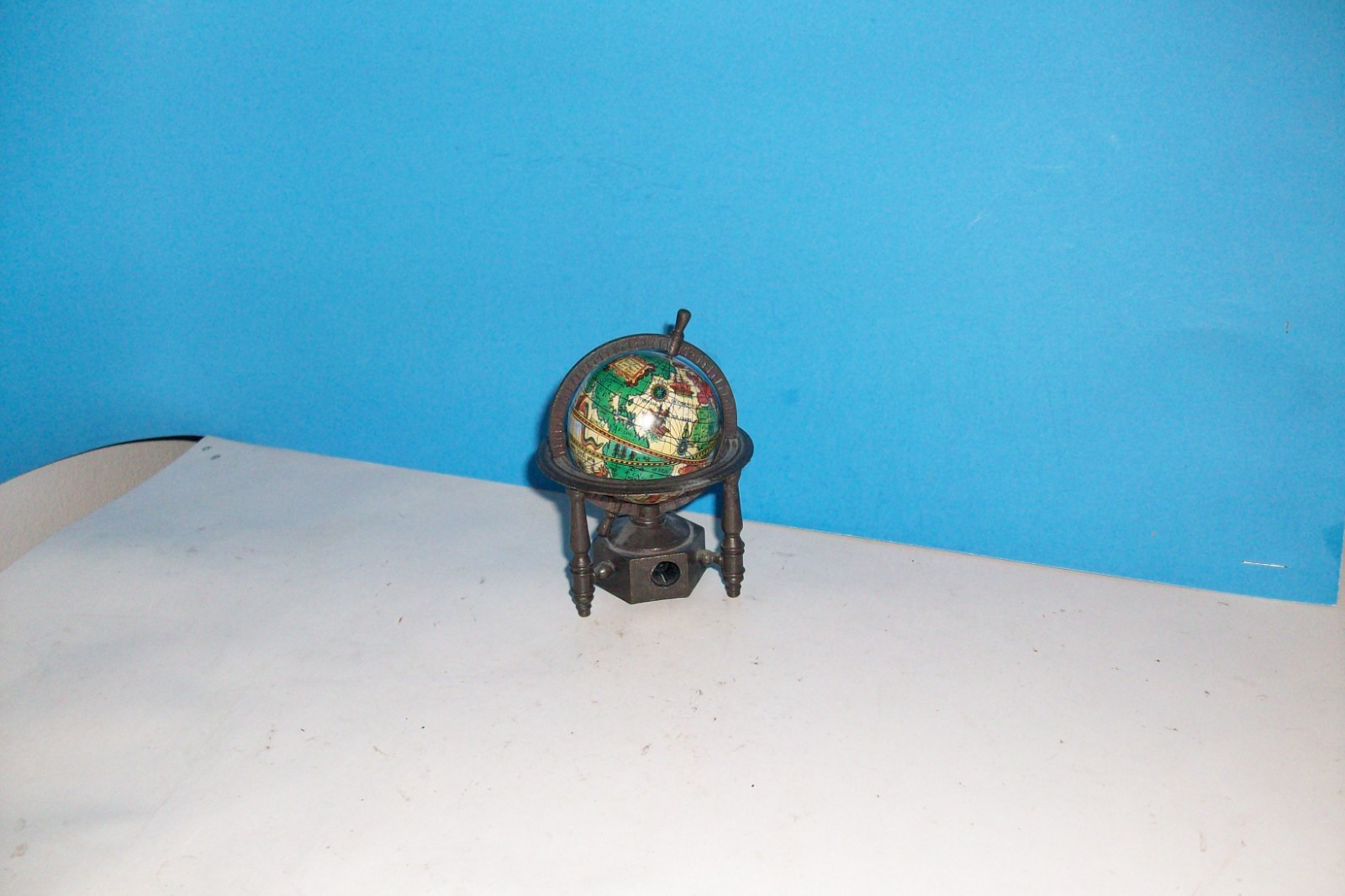 SMALL GLOBE PENCIL SHARPENER