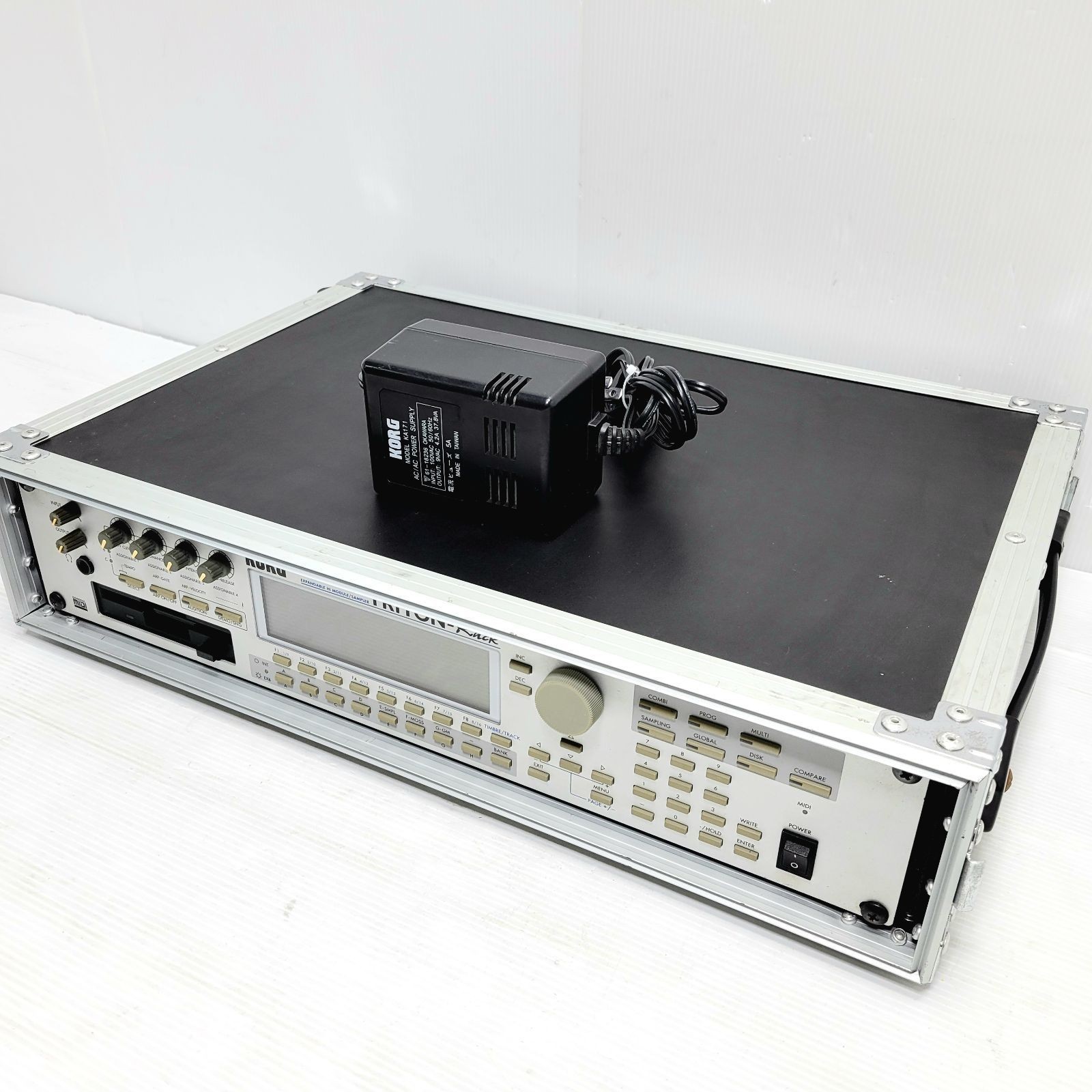 KORG TRITON Rack Synthesizer  Fully functional unit Safe delively