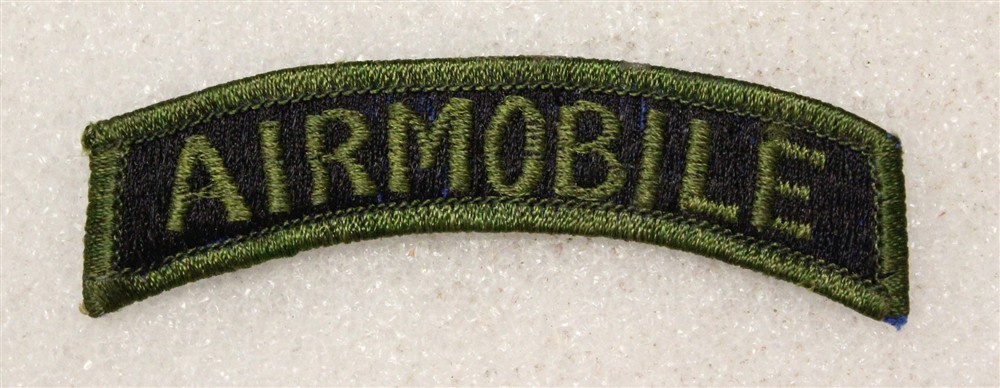 Army patch 5020: "AIRMOBILE" tab - OD on black w/merrowed edge