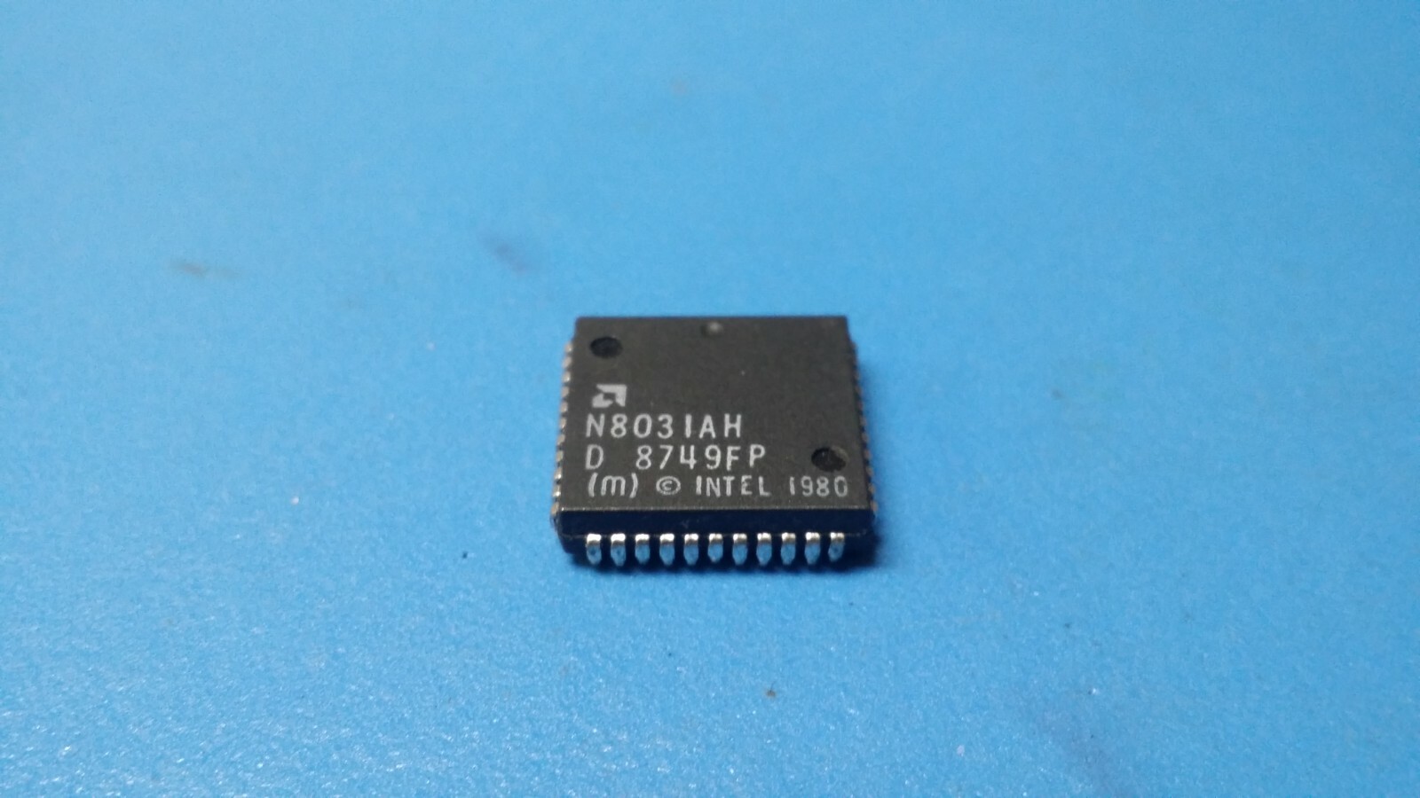 (3 PCS) N8031AH AMD Microcontroller, 8-Bit, 8051 CPU, 6MHz, NMOS, PLCC44
