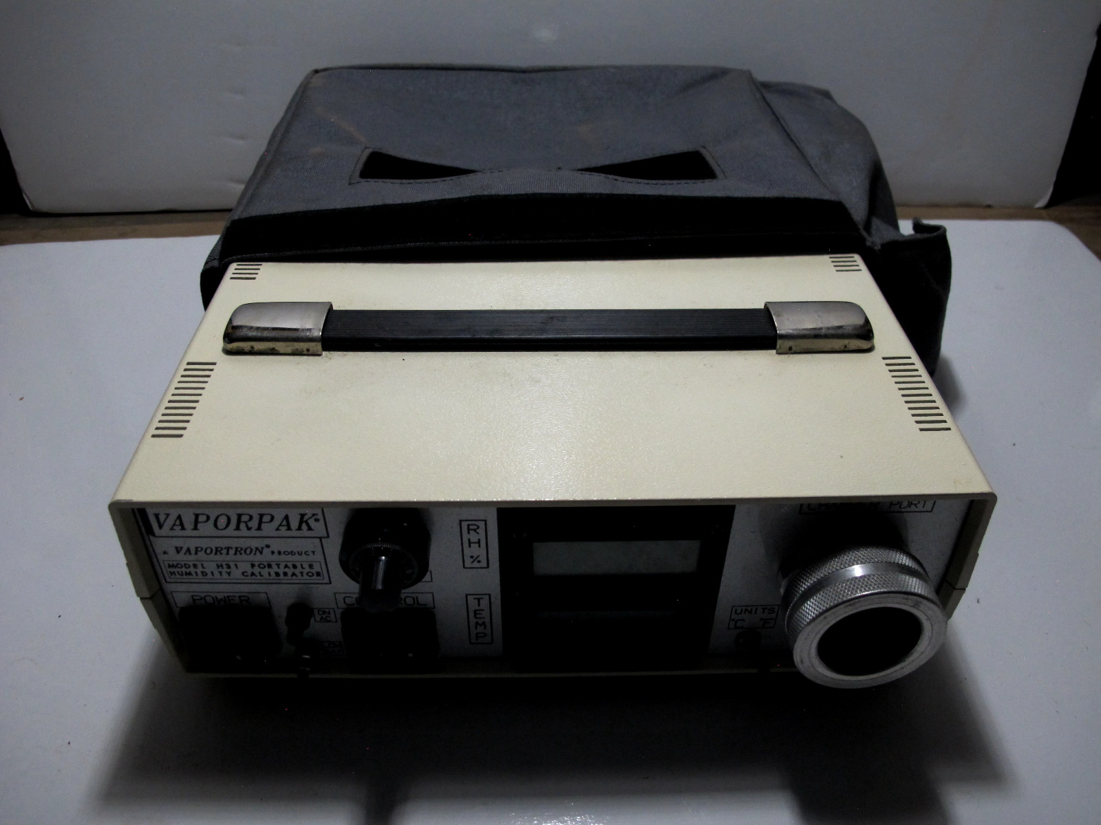 VAPORPAK® Model H-31 humidity calibrator