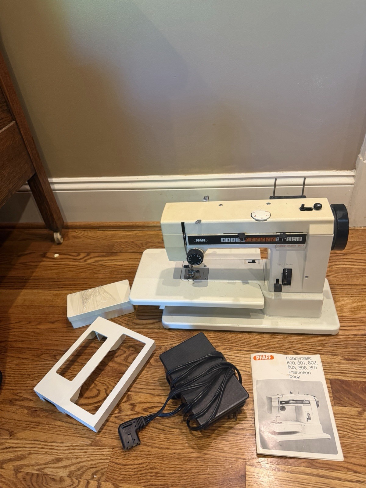 Pfaff Hobbymatic 807 Sewing Machine - With Accessories And Manual UNTESTED READ