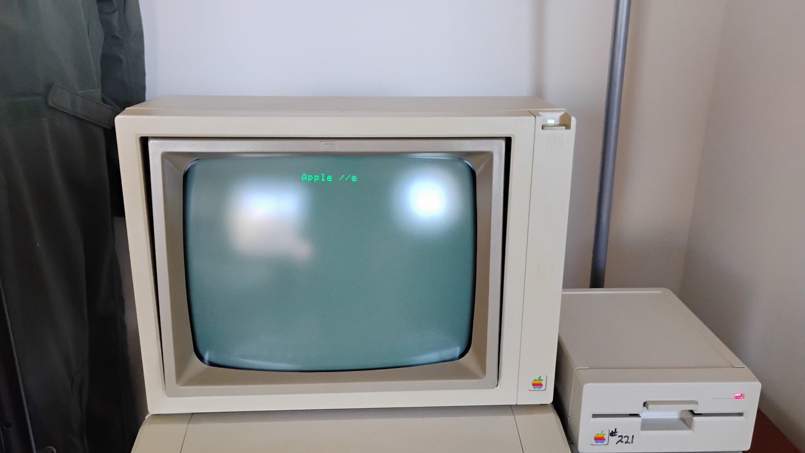 Apple IIe platinum tested and working