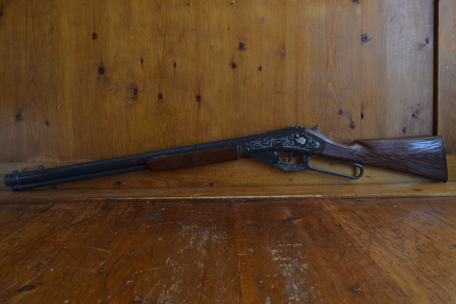 Vintage Daisy Model 111 Air Rifle BB Gun Cougar Graphics Working Condition