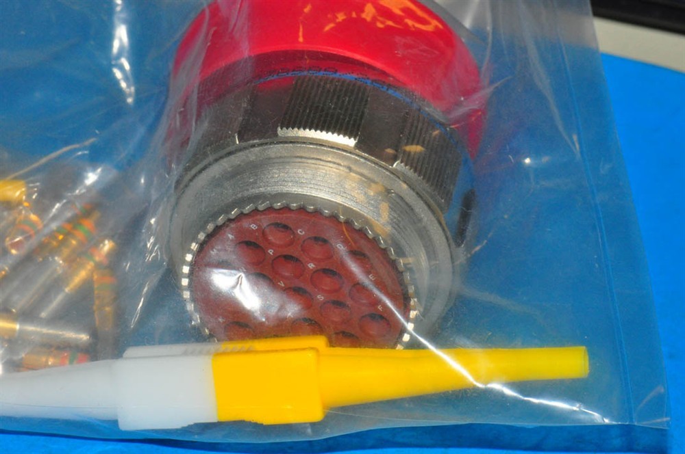 New (1pc) D38999/26FJ19SN DEUTSCH Interconnect MIL-Spec