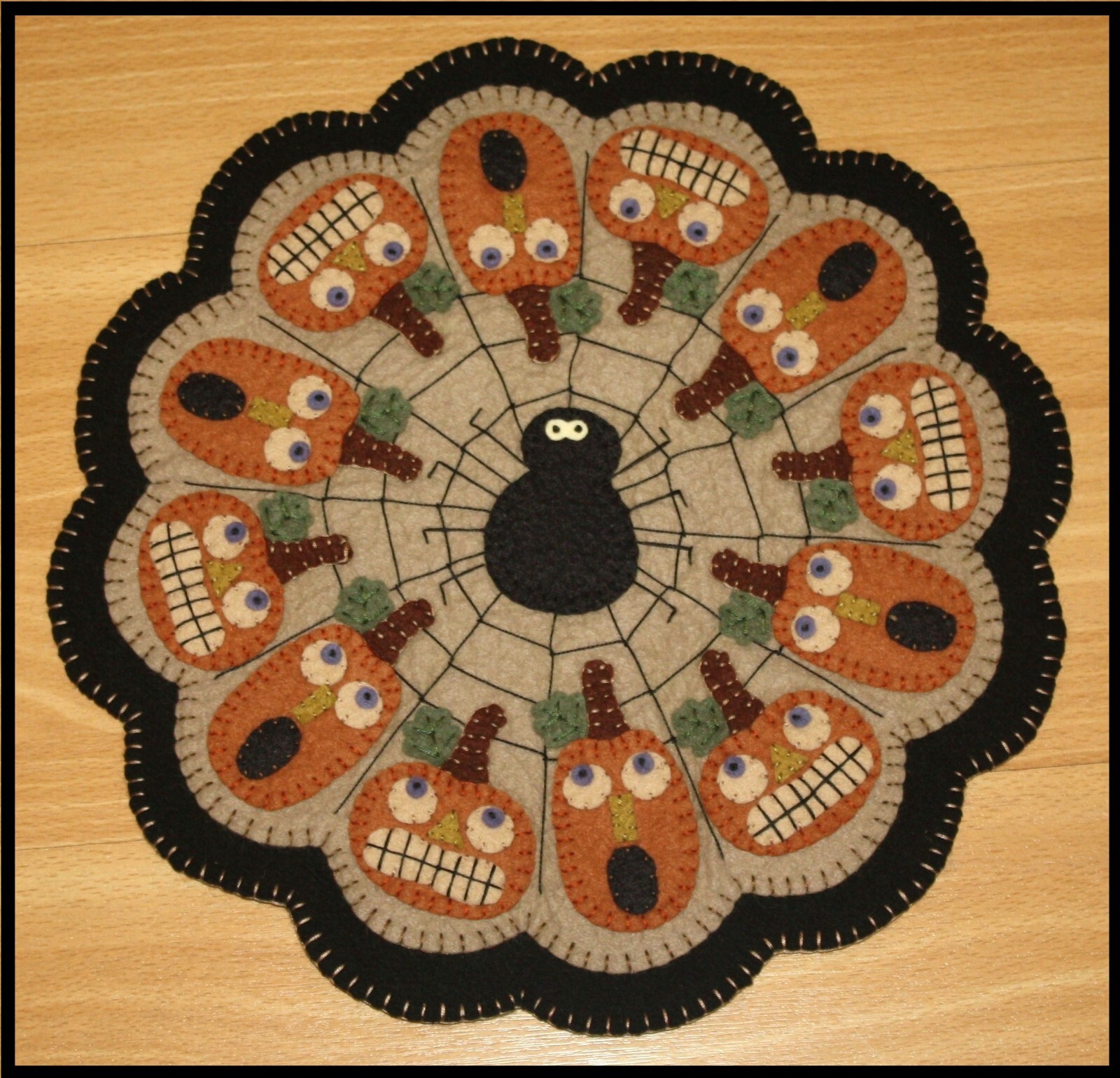 Penny Rug/Candle Mat ~*PATTERN*~ Scaredy Jacks~*PuMpKiNs & SpiDeR*~PATTERN